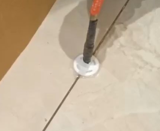 向阳瓷砖空鼓维修公司专业解答瓷砖在铺贴过程中，如果没有涂抹均匀到位的粘结材料（如水泥砂浆或瓷砖胶），可能会导致以下问题