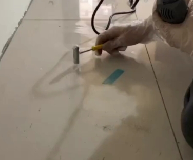 向阳瓷砖开裂维修公司专业分享瓷砖在铺贴前如果没有沥干水分，将会导致以下问题